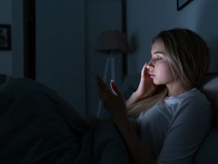 Why You Should Turn Your Phone Screen Red at Night (and How to Do It)